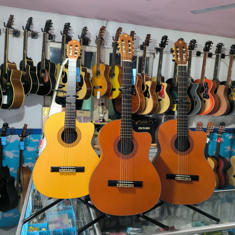 Gitar Klasik Nilon Gagang Tanam Besi Bonus Tas dan Senar Cadangan