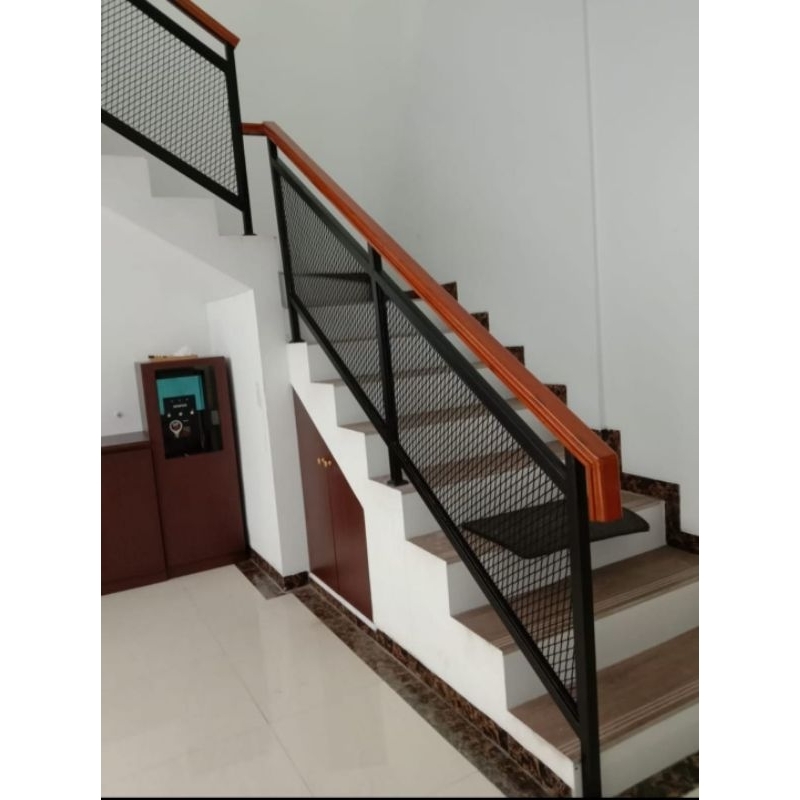 Reliing tangga minimalis, relling tangga pegangan kayu