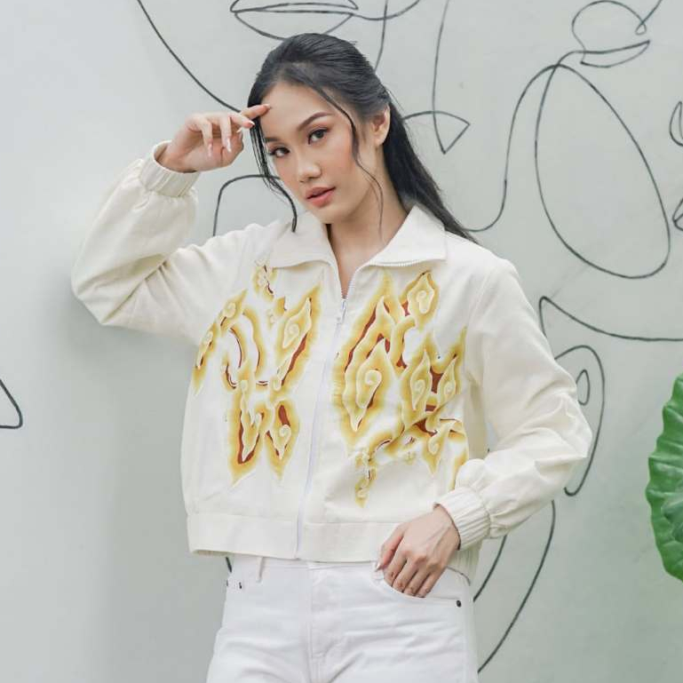 BATIK TRUSMI Atasan Bomber Batik Wanita Batik Tulis Mega Medung Tulis Premium Hanna Putih BWA