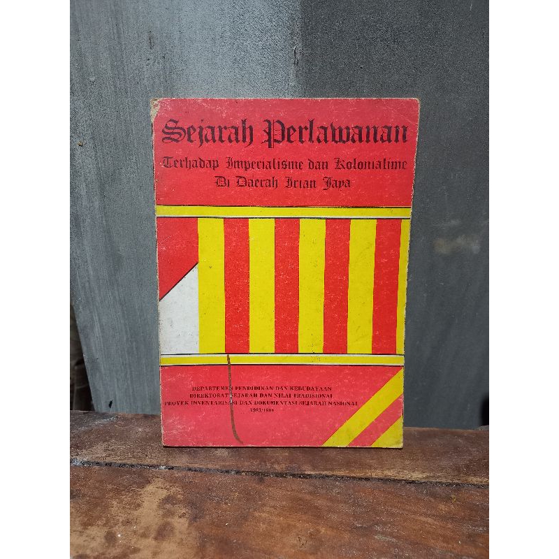 buku sejarah perlawanan terhadap imperialisme dan kolonialisme di daerah irian jaya