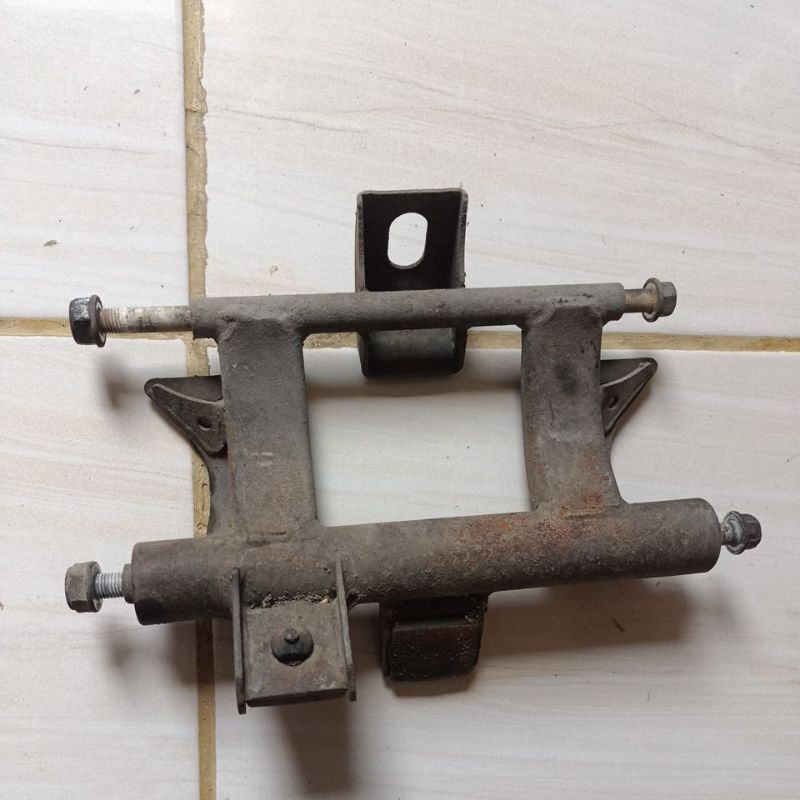 dudukan mesin mounting beat fi