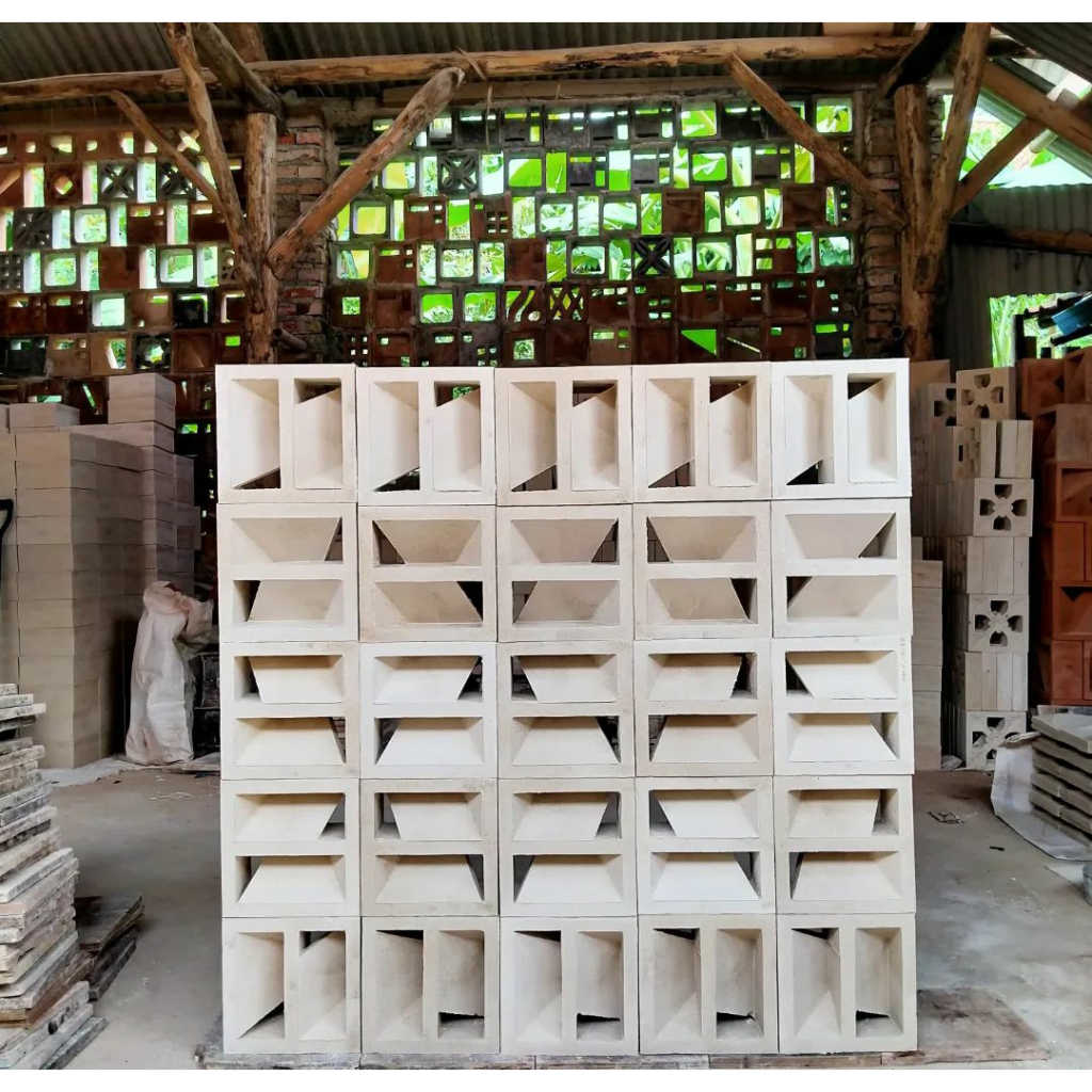 Roster Beton Anti Tampias / Roster Beton Modern / Roster Beton Putih Motif Kupu-Kupu (2 Muka)