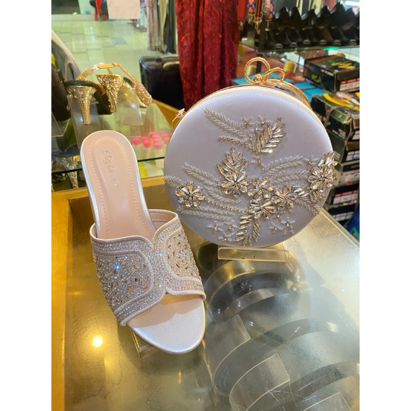 PAKET PESTA HANTARAN PAKET PENGANTIN SENDAL DAN TAS PESTA SILVER 7525