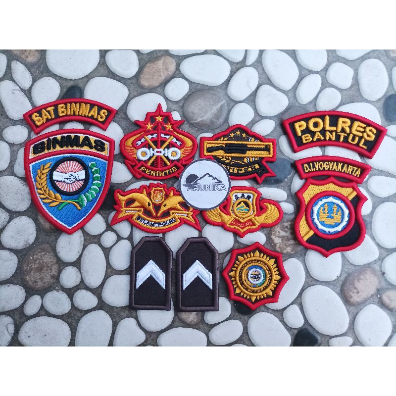 Atribut Polri Binmas timbul