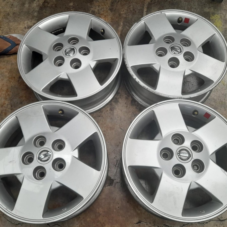 velg muatan r15 velg bekas serena r15 pcd 5x114 Bisa buat grandmax, apv, l300, New cerry