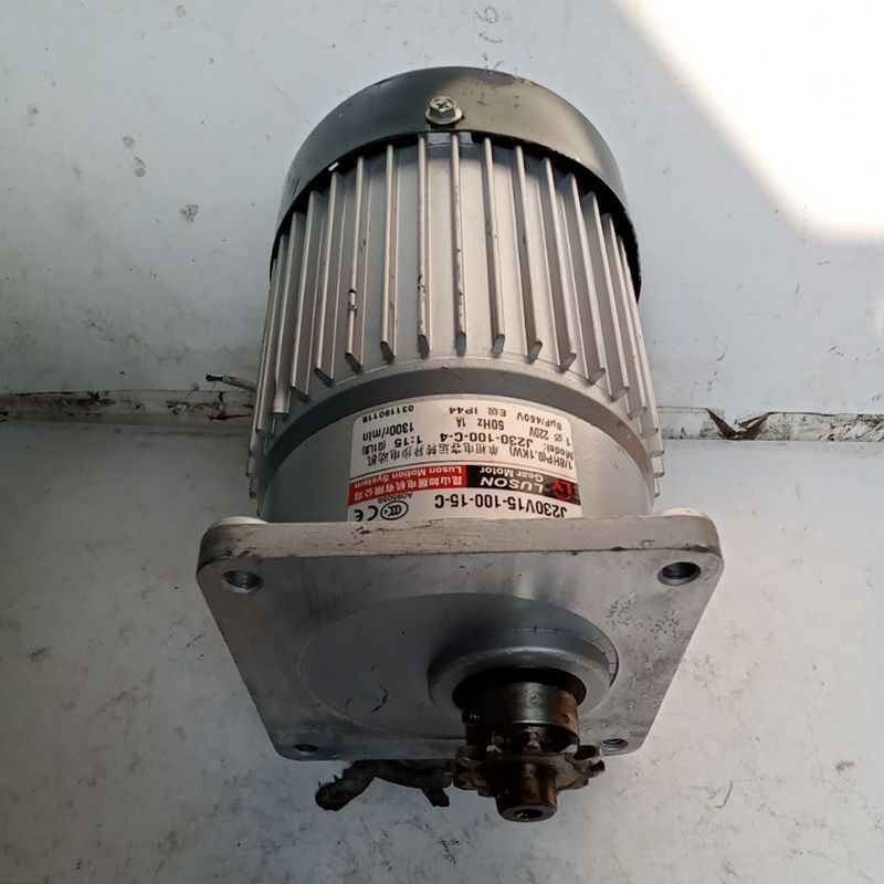 GEAR MOTOR 1/8HP (0.1KW )220 VOL AC~ 8 UF 1PHASE