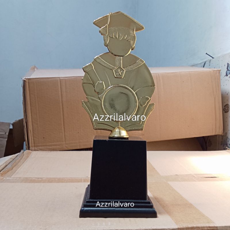 Trophy piala wisuda