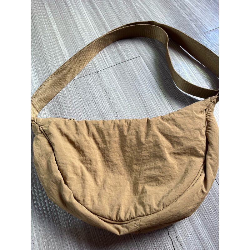 Tas Bahu Tas pangsit Uniqlo Half Moon - Sling Bag Uniqlo Original Preloved (Beige)