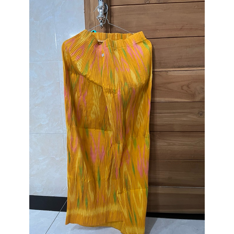 kamen plisket, batik, bordir