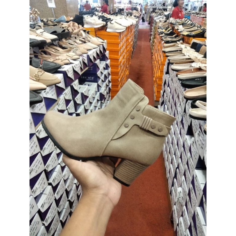 sepatu boots wanita dari brand laviola
