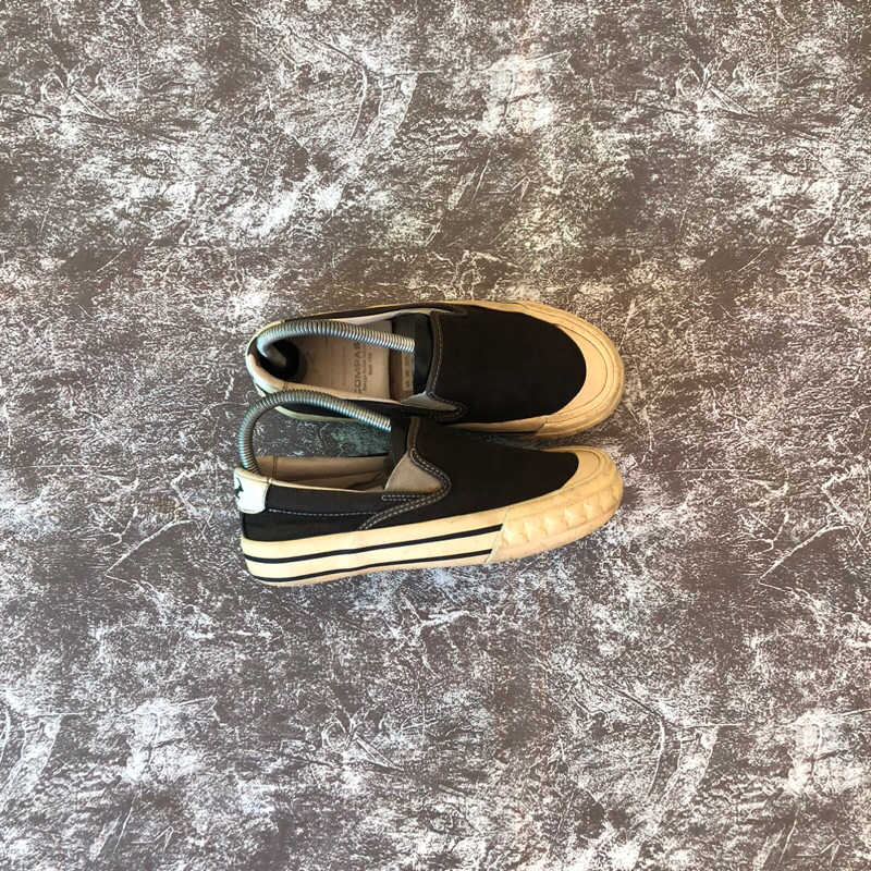 compass slip on
