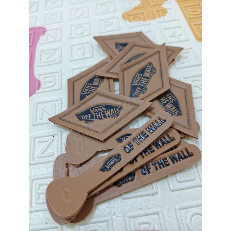 label kulit imitasi sablon embos siap pakai/label jeans /label tas/label jaket satu pack 100pcs
