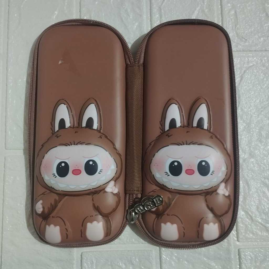 

ID TEMPAT PENSIL LABUBU MEDIUM TERBARU TEMPAT PENSIL TIMBUL 3D KARAKTER LABUBU LUCU MURAH