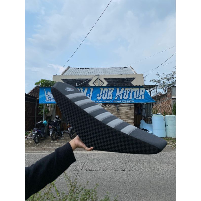 Jok motor trail CRF modifikasi tebal tinggi motif catur