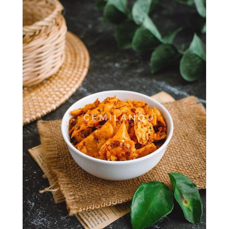 

Keripik pangsit pedas gurih renyah