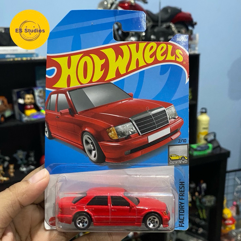 Hotwheels Mercedes Benz 500e Merah Diecast Mobil Classic Car