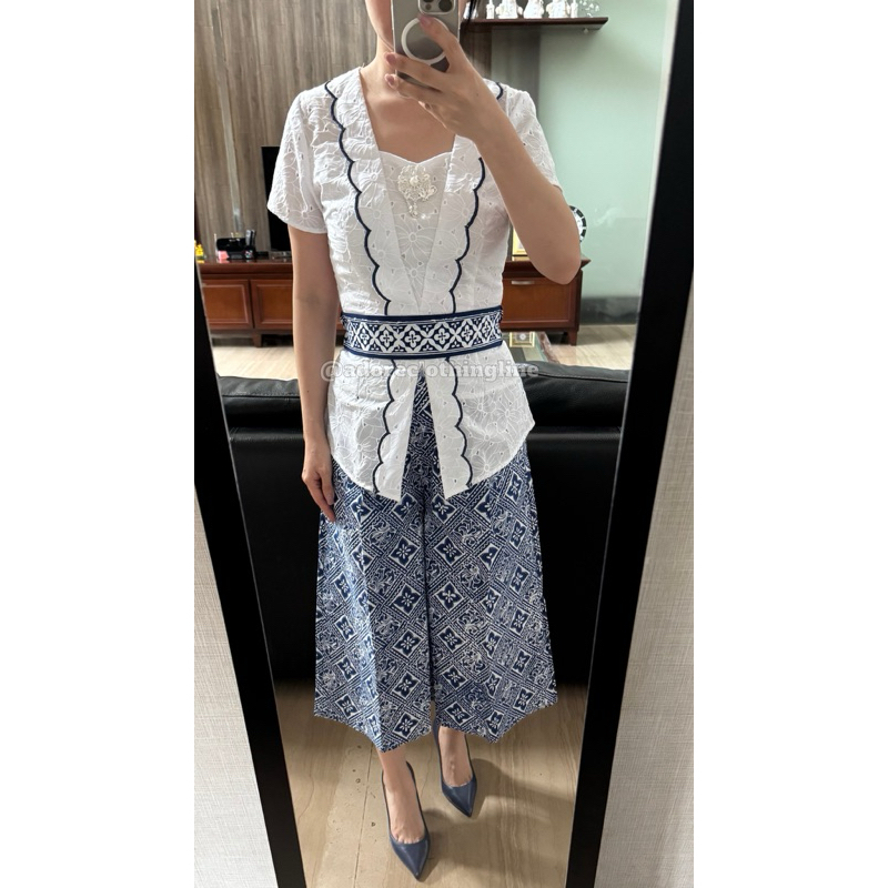 Setelan Celana Kulot Batik Atasan Scalop Putih Adore