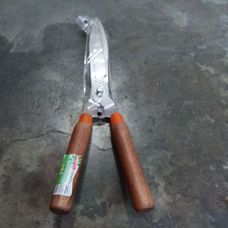 Gunting rumput gagang kayu