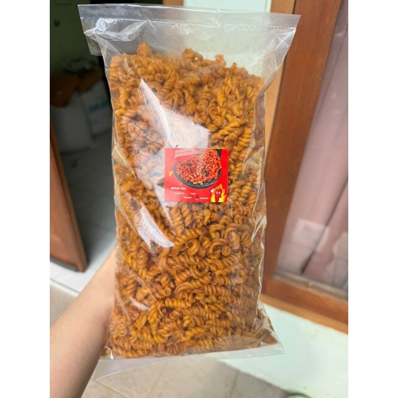 

makaroni spiral pedas bawang daun jeruk kemasan 1kg