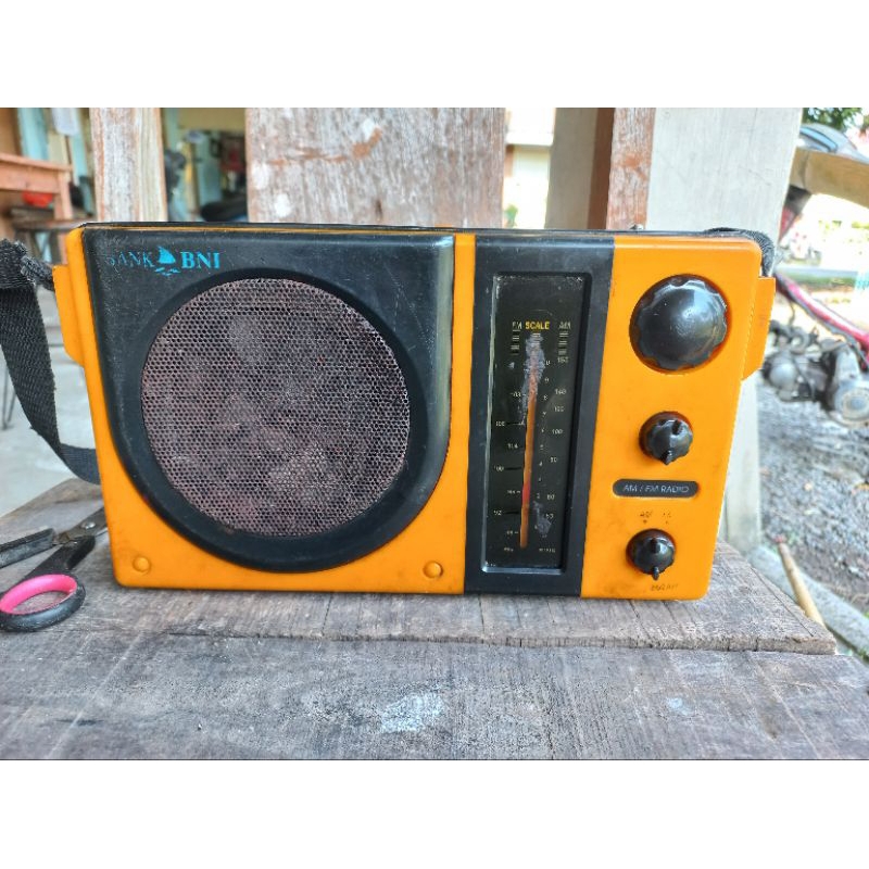 Radio FM kuning BNI jadul nyala display
