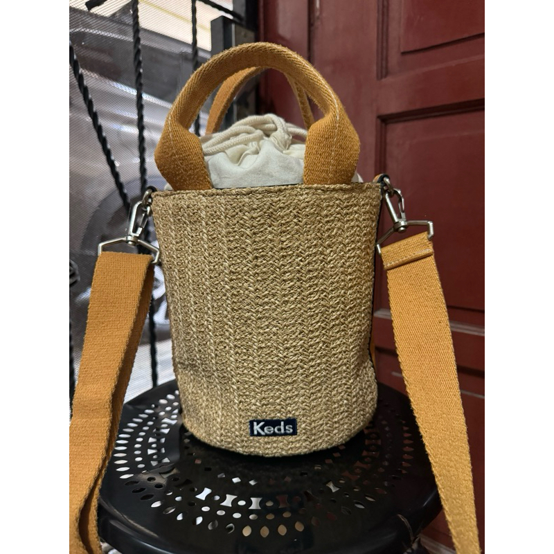 Tas Bucket Anyam Keds