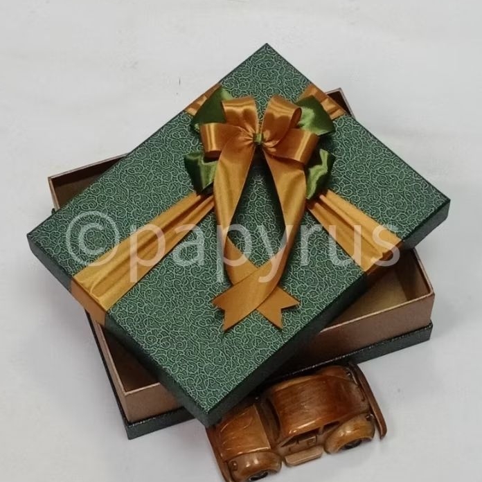 

PAPYRUS Sandwich 20x25 Tinggi 8cm Kotak Kado Gift Box V2