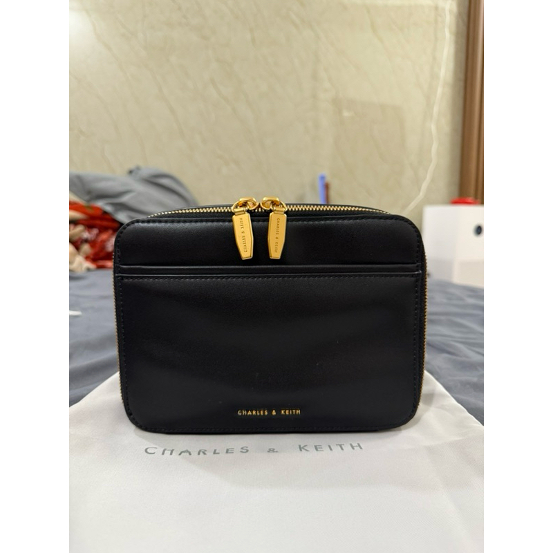 

PRELOVED - Charles & Keith Chunky Chain Handle Two-Way Zip Black