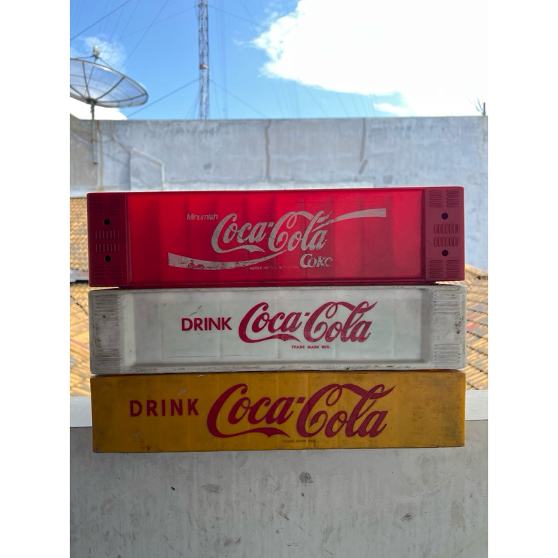 

Krat Botol Minuman Coca-Cola Pendek