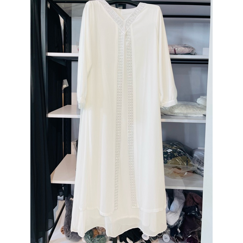 Gamis Putih Elegan Wanita – Busui Friendly, Brokat Mewah, Cocok untuk Acara Formal & Lebaran