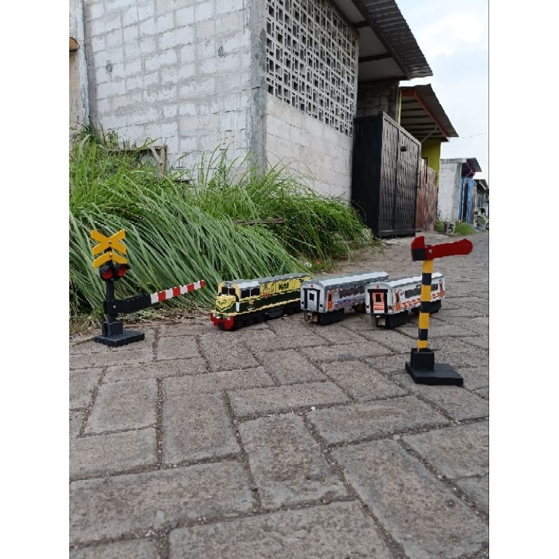 Lokomotif CC201 vintage +2gerbong+1palangpintu+1 lampu sinyal- Miniatur Kereta Api Kayu