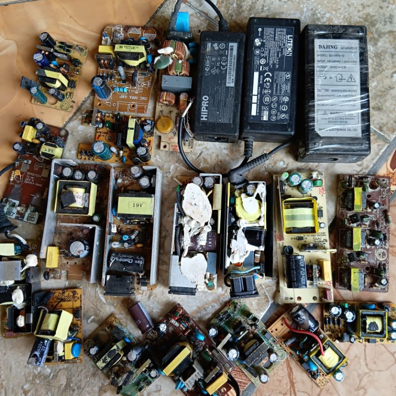 adaptor rusak perlu service.. di jual per stengah kiloan beratnya  harga 25rb