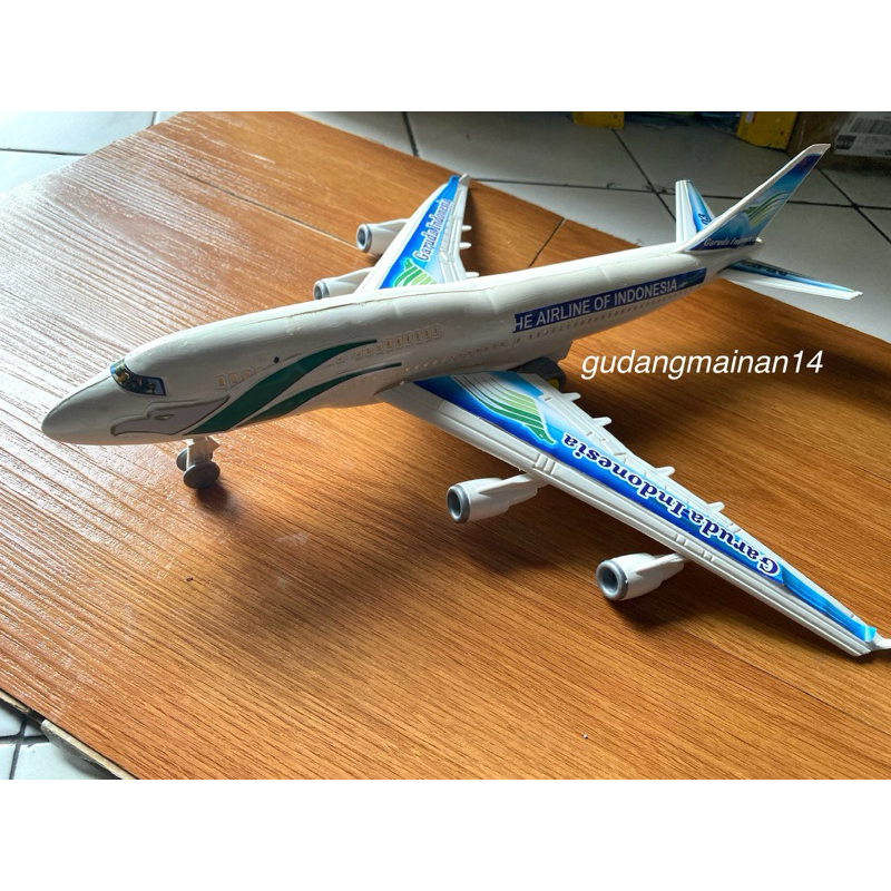 Mainan Pesawat Garuda Indonesia Boeing-737