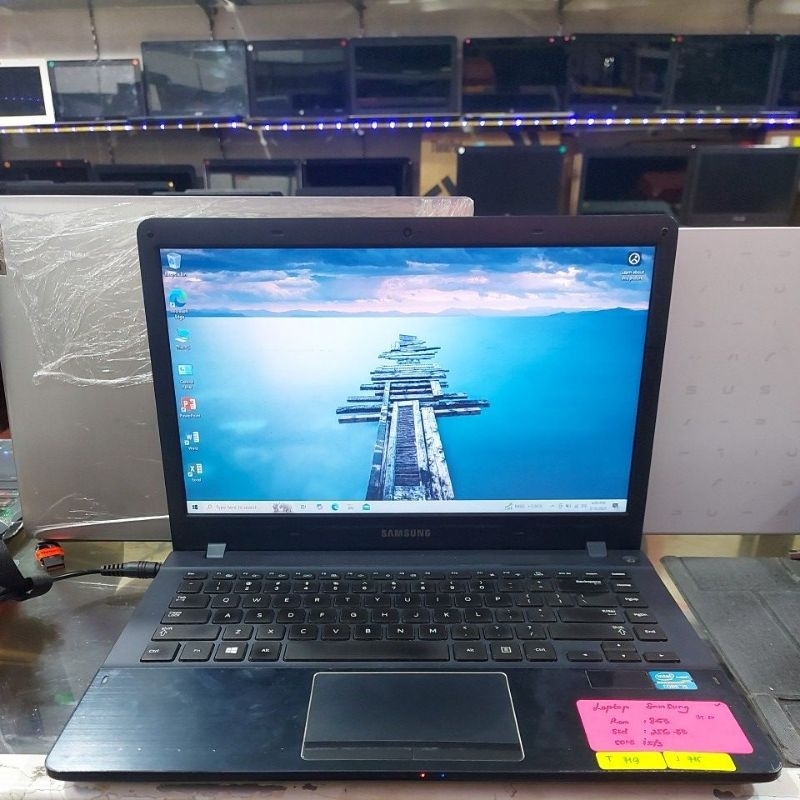 Laptop Samsung NP470R4E core i5-3230M ram 8gb ssd 256gb minus batrai 715