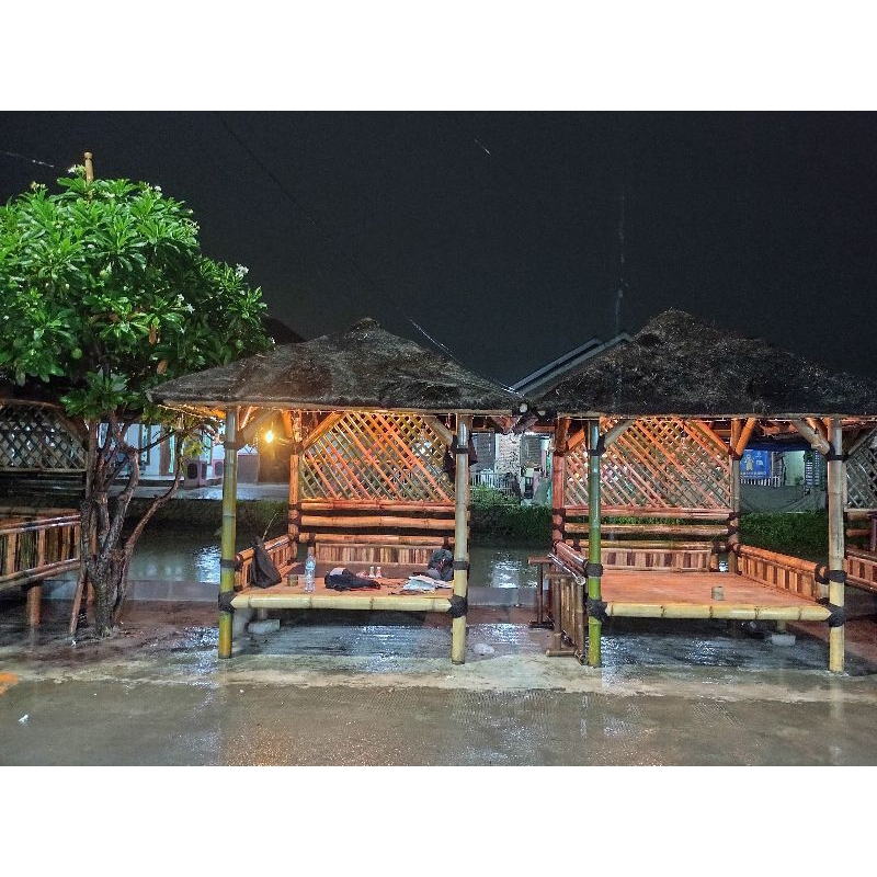 Gazebo bambu ukuran 2x2m atap ijuk, dengan hiasan dinding bambu belahan modern dan minimalis