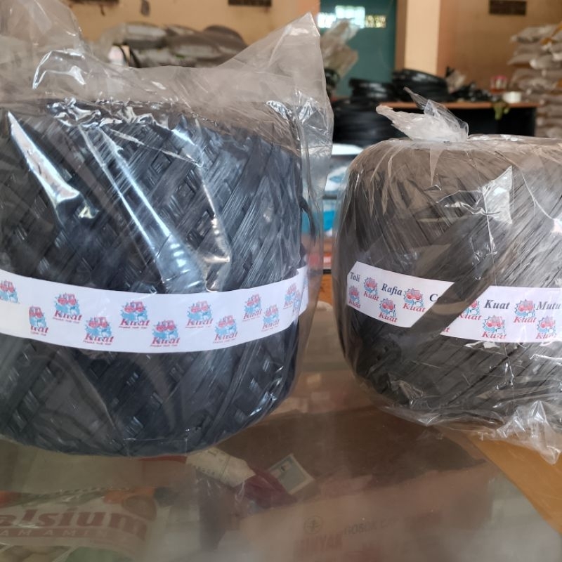 

Tali Rafia Merk Kuat ( 1/2 & 1 Kg)