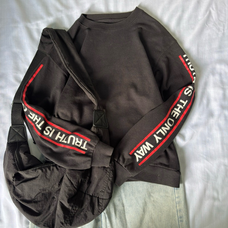 PRELOVED Sweater / crewneck hitam bershka