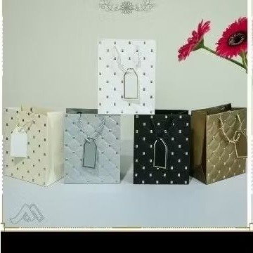 

Paper bag embos polkadot gold tas kado