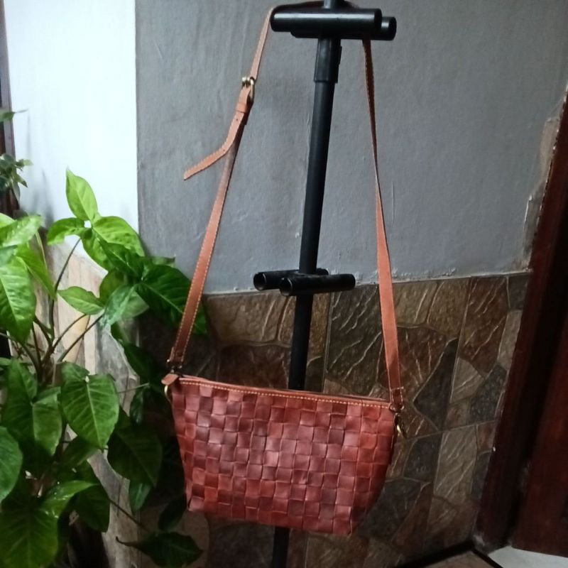 tas selempang bahan kulit/tas wanita anyaman kulit