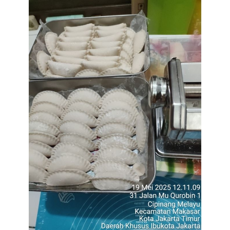 

makanan cemilan cireng isi ayam suwir pedas manis gurih isi 10pcs bersertifikat halal