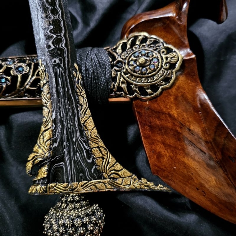 Keris Sinom Damar Murup Kinatah Sepuh Emas Pamor Wiji Timun