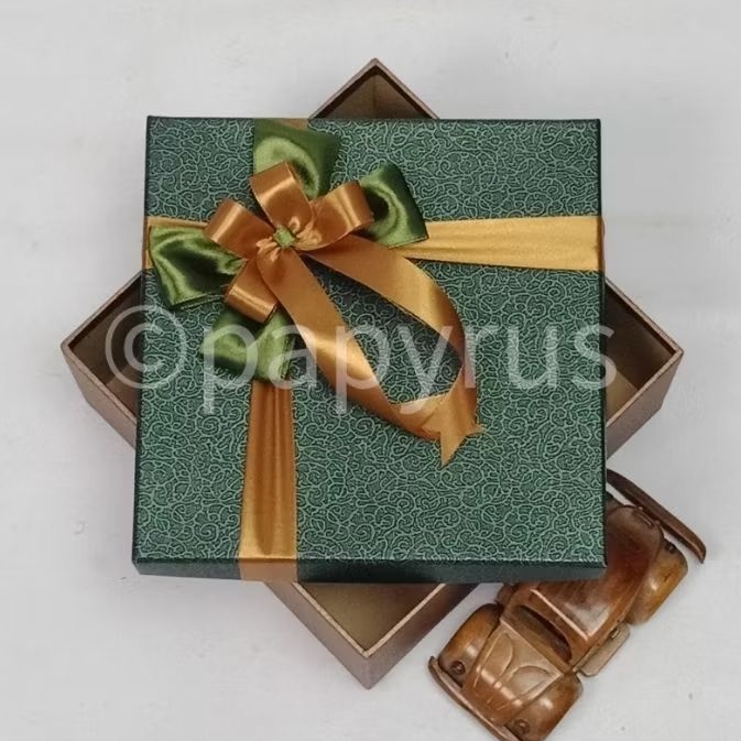 

PAPYRUS Kombinasi 20x20 Tinggi 5cm Kotak Kado Gift Box Hadiah V2