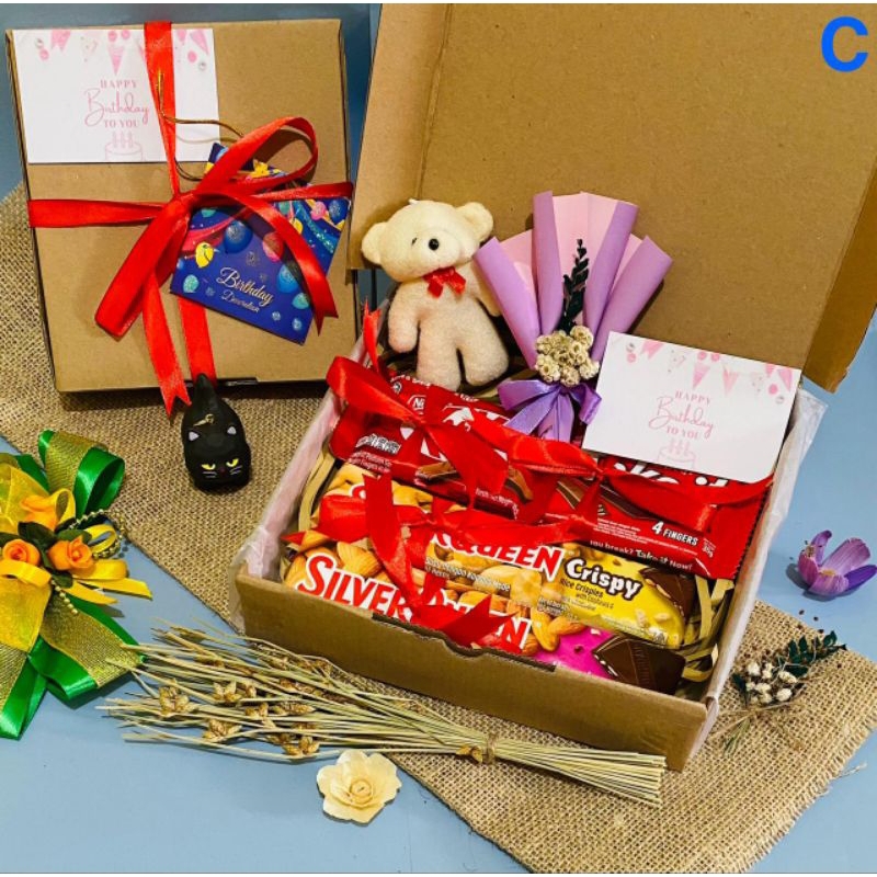

gifts box ultah gratis boneka | kado ulang tahun | hampers ultah | anniversary | kado coklat silverqueen