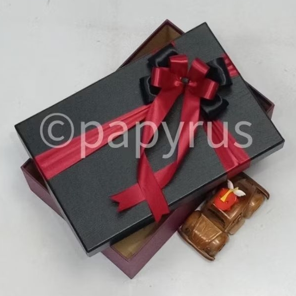 

PAPYRUS Kombinasi 20x30 Tinggi 5cm Kotak Kado Gift Box Hadiah V3