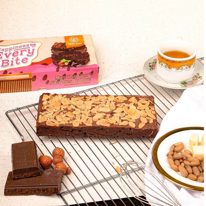 

Cake In Love - Fudgy Brownies Almond – Cokelat Pekat, Crunchy Nikmat!