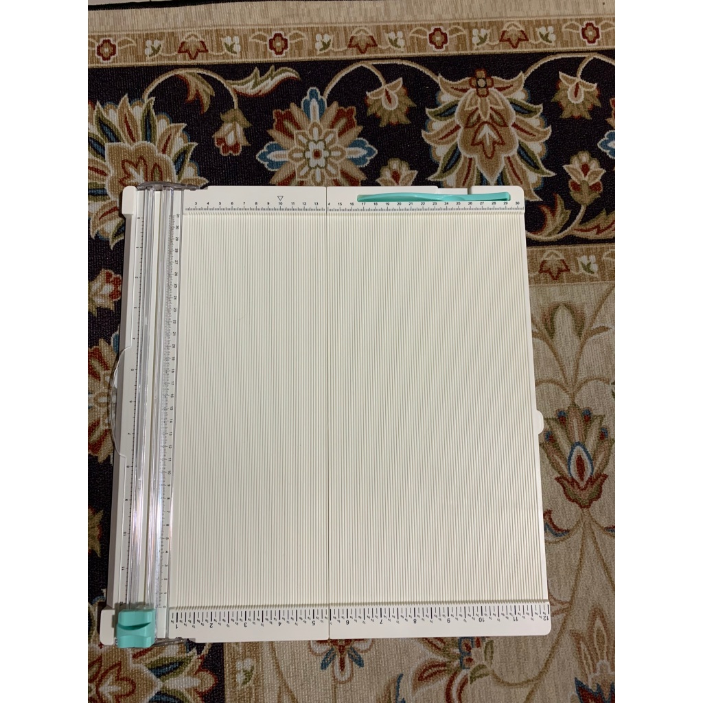 

Paper Trimmer A4 dan Scoring Board 2in1 Foldable Size 35x35cm Pemotong Pelipat Kertas, Creaser, Creasing Tool