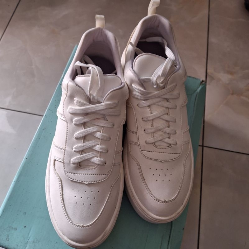 [PRELOVED] KRONIKEL PROJECT OLIVIA SNEAKERS SIZE 40 Sepatu Konser