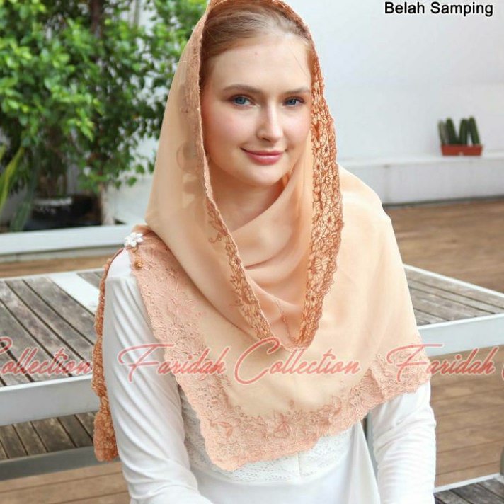 kerudung Yenny Wahid belah samping rengkuh instan