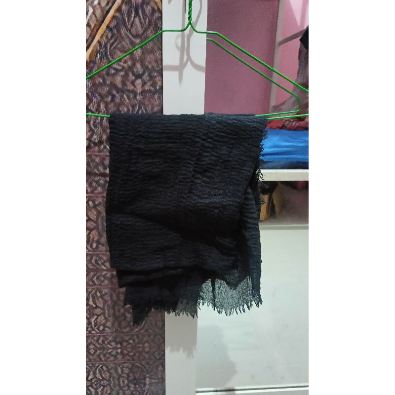 Preloved kerudung pashmina crinkle hitam