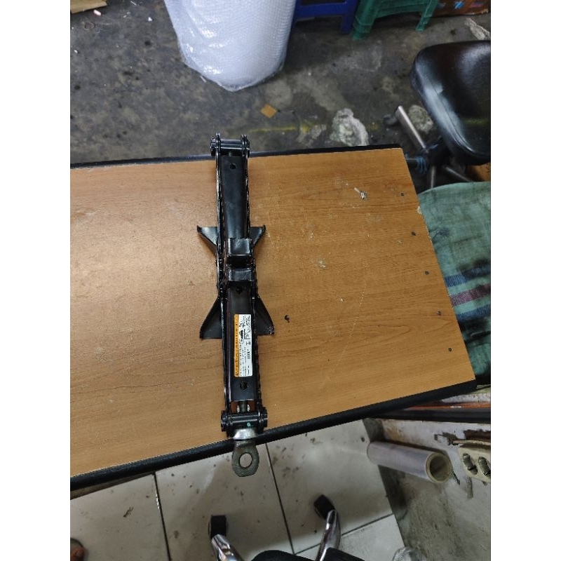 Dongkrak mobil toyota original yaris. rush. corolla. calya / Dongkrak mobil model jembatan toyota or