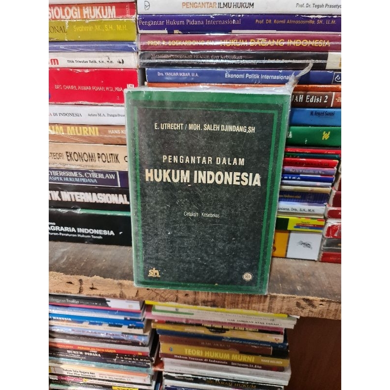 Pengantar Dalam hukum Indonesia by E Utrecht